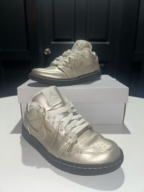 Jordan 1 Low SE “Metallic Zinc” Women’s Size 7.5